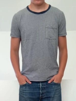 Abercrombie & Fitch mörkblå Randig T-shirt  - Abercrombie & Fitch mörkblå Randig T-shirt sitter i strl S-M! Bra skick utan nåra defekter och hör gärna av er vid frågor elr funderingar!!