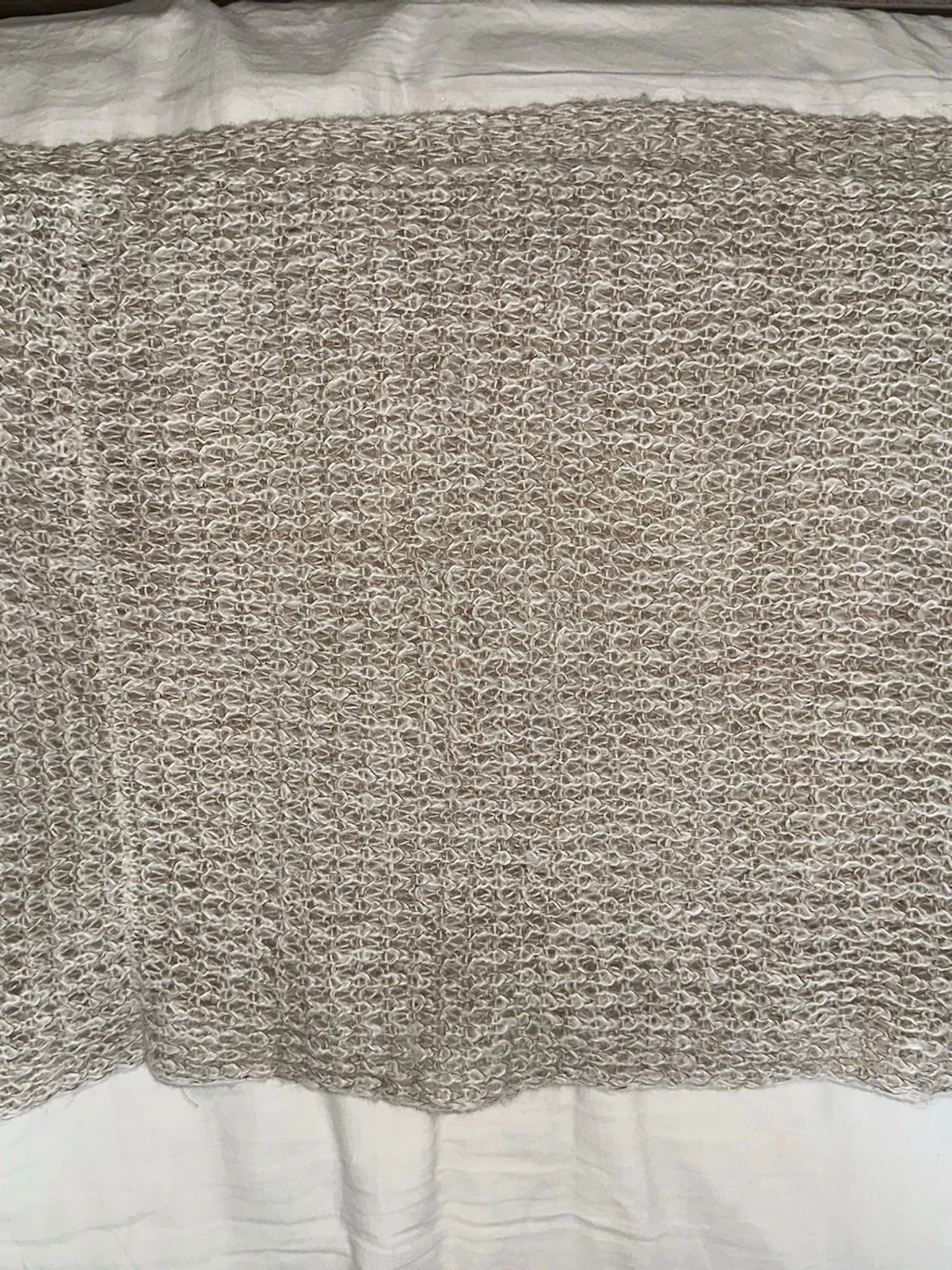 Beige stickad tubhalsduk