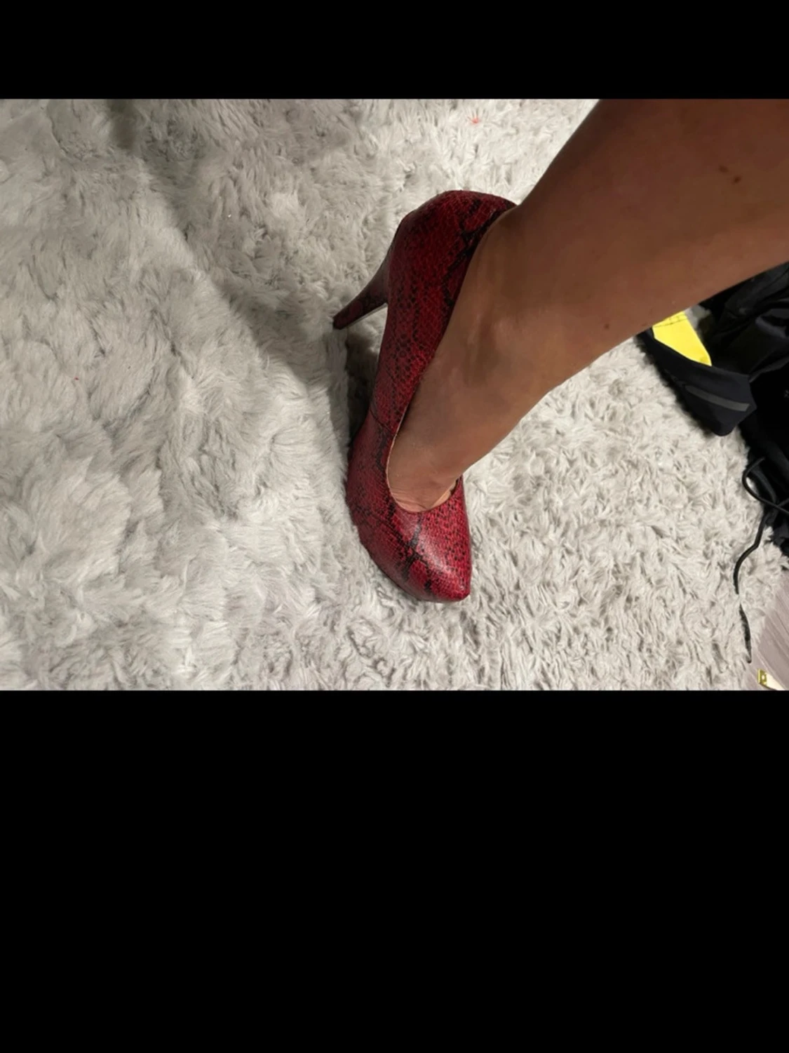 Röda pumps med ormmönster - 1