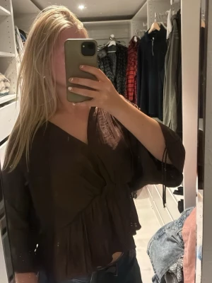 Brun omlottblus med trekvartsärm - Otroligt snygg blus använd fåtal gånger. Köpt från Zara!
