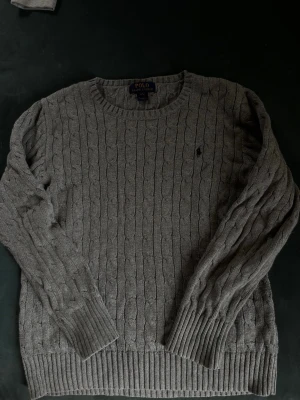 Ralph lauren tröja - Ralph lauren kabelstickad kofta i storlek S i bra skick.