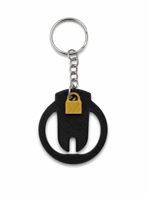 Chastity cage nyckelring - Snygg nyckelring i metall med en svart cirkulär form och en gul fyrkantig detalj. Perfekt att hänga på väskan eller nyckelknippan för en unik touch. Modern design som sticker ut och passar dig som gillar accessoarer med edge. Inspiration från chastity- och bdsm-kulturen