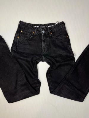 Bik Bok jeans – low waist – raka – W24 L32 – mycket bra skick - Säljer ett par Bik Bok-jeans i modell low waist / low straight. Storlek W24 L32. Mycket bra skick – hela och rena, inga större slitage. Snygga och klassiska.  • Skick: Mycket bra • Storlek: W24 L32 • Kön: Dam • Färg: Svart • Märke: Bik Bok • Modell: Low waist / low straight