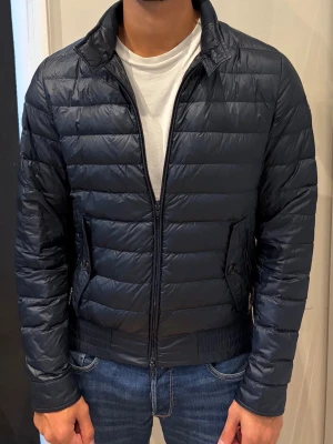 Moncler Pascal Giubbotto Jacka  - En väldigt unik moncler dunjacka med modell PASCAL GIUBBOTTO. Perfekt för vintern. Nypris cirka 13000. Mitt pris 2999. Extremt bra skick. Monclers mörkbruna märke som är mer ovanligt än det klassiska. fråga om det finns funderingar. 