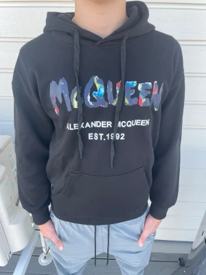Alexander McQueen hoodie - Sparsamt änvänd, skulle säga att den sitter mer som storlek S