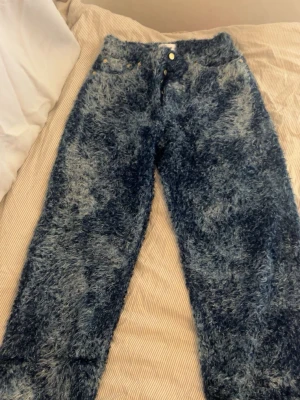 Blå fluffiga byxor med unik textur - As feta eytys Benz denim fur jeans. Passar både herr och kvinnor. 