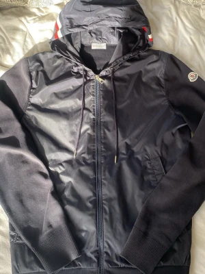 Moncler Cardigan - Moncler Cardigan i storlek M men sitter som en S inga defekter- skick 9/10 Priset är diskuterbart givetvis äkta kvitto finns! 