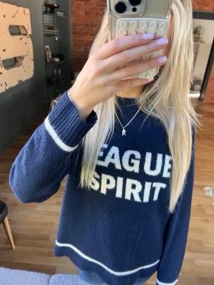 Mörkblå stickad tröja med text - Mysig mörkblå stickad tröja från soya concept💙💙