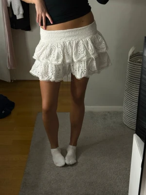 Vit volangkjol - Säljer min supersöta vita volangkjol från Gina Tricot. Storlek S och är jättefin. Passar till alla sommardagar. Skriv för fler frågor eller pris💞