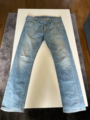 Blå Levis jeans - Säljer dessa sjukt snygga Levis jeans. Skick: 9.5/10, inga fel alls och ser nästan helt nya ut. De är använda på ett mycket sparsamt sätt och har inga fel alls. Storleken är w33 och l32 Priset är ej hugget i sten!😁 Vide frågor eller funderingar är det bara att ställa!😁