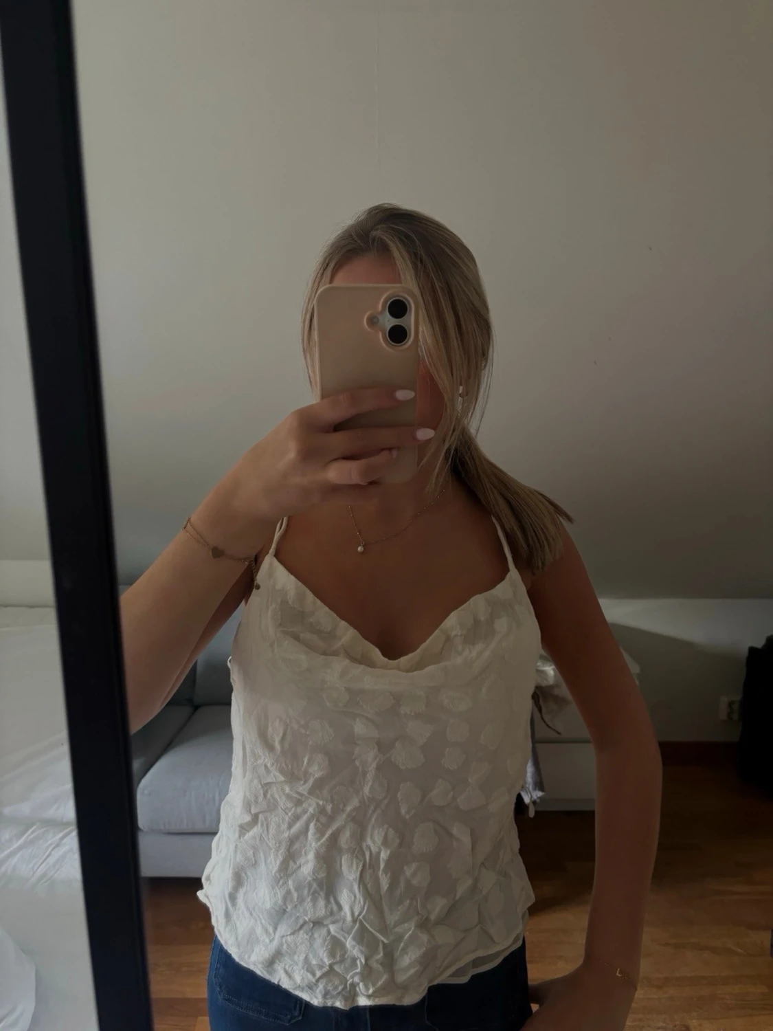 Vit linnetopp med hjärtmönster - 1
