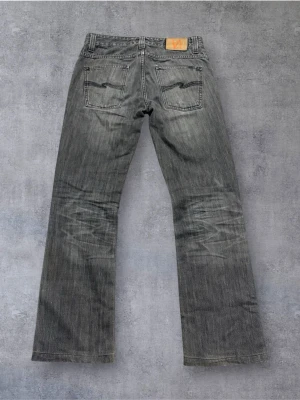 Nudie Bootcut Ola - Säljer dessa sjukt snygga nudie jeans dom tyvärr inte passade mig. Mått: Midja: 41  Ytterben: 102 Benöppning: 21 Pris kan diskuteras 😊