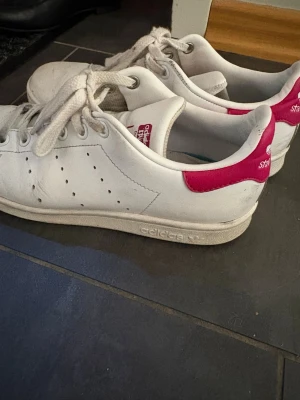 Adidas stan smith skir - Vita adidas stan smith skor med rosa detaljer i storlek 37 1/3