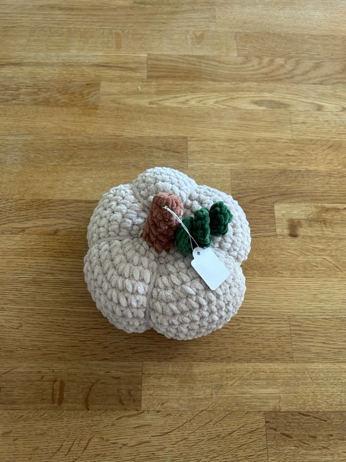 Virkad beige pumpa