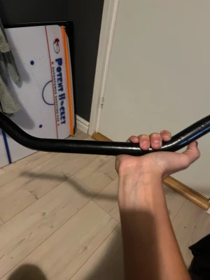 Svart cykelstyre i metall - Säljer ett svart cykelstyre i metall med böjd form, perfekt för dig som vill byta ut eller uppgradera styret på din cykel. Passar till de flesta cyklar och ger en sportig känsla. Enkel att montera och stabil att hålla i.