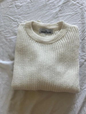 Vit tröja från Stone Island -  Stone Island tröja.