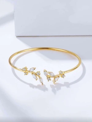 Guldfärgat armband med kristaller - Sjukt snyggt guld armband, säljer då dne aldrig är använd då den är för stor, så kan ej använda den. 