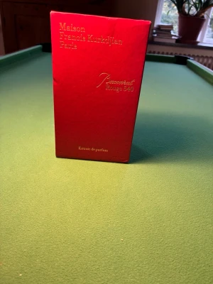 Maison Francis Kurkdjian Baccarat Rouge 540 - Lyxig parfym helt oanvänd i elegant röd förpackning från Maison Francis Kurkdjian. Baccarat Rouge 540 Extrait de Parfum är känd för sin unika och exklusiva doft. Kartongen har guldfärgad text och klassisk rektangulär form. Perfekt för dig som vill sticka ut med en ikonisk doft. 