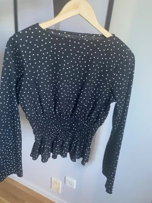 prickig blus från Gina - Använd blus men inga defekter! Super fit skick använd några gånger❤️pris kan diskuteras 