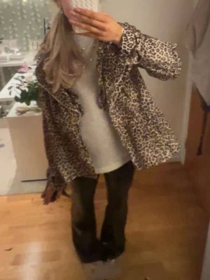 Leopardmönstrad kappa med guldknappar - Snygg leopardmönstrad kappa från 22 Maggio By Maria Grazia Severi🤎🤎