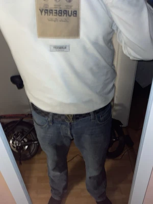Vit sweatshirt från Burberry - Stilren och klassisk Burberry London England sweatshirt i vitt, med den ikoniska Burberry-loggan framtill. Clean design som passar perfekt till jeans, tracksuit eller shorts.  📏 Storlek: M 🎨 Färg: Vit ✨ Skick: Mycket fint skick  Perfekt för en clean och exklusiv outfit. 📦 Snabb och smidig frakt!