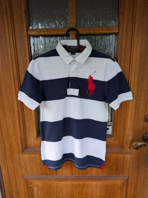 Vintage Ralph Lauren piké - Tjena! Jag säljer en riktigt snygg vintage Ralph Lauren piké!😁 Den är i mycket bra skick utan defekter!😄 Den är självklart äkta✅ Skicka om du har några frågor☺️