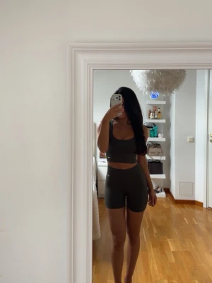 AIMN sett  - AIMN topp och shorts i färgen mörkgrön, storlek S. Endast använd en gång 