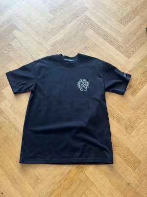 Svart Chrome Hearts t-shirt - Säljer en svart t-shirt från Chrome Hearts. Passar M-L