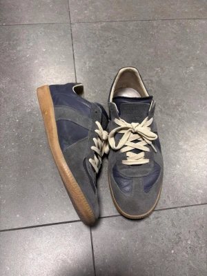 Maison margiela gats - Säljer dessa feta navy gats jag köpt för ett tag sen, de har varit älskade i några månader men ska säljas nu. De är inte ofta man ser riktiga men dessa är det. Konditionen är som de är på bilden.Storleken är 45 men passar mer 44. Priset är på grund av kondition. Vid frågor eller extra bilder så fråga!