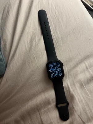 Svart smartklocka med silikonarmband - Snygg svart smartklocka med rektangulär skärm och matchande svart silikonarmband. Klockan har en modern digital urtavla och stilren design som passar till det mesta. Perfekt för dig som vill ha koll på tiden och notiser direkt på handleden. Kvitto och appel box finns kvar 