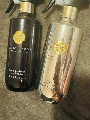 Rituals Home Perfume 400 ml – Precious Amber & Royal Tea ✨ - Två lyxiga Home Perfume från Rituals Private Collection ✨ • Precious Amber 400 ml • Royal Tea 400 ml  Endast lite använda – se bilderna för exakt mängd som är kvar. Båda flaskorna har mycket produkt kvar. Säljs tillsammans. 🤍 för 550kr