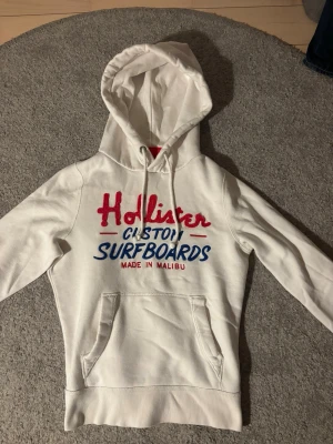 Hollister hoodie  - Modell är 175cm lång och 56kg. Vit hoodie från Hollister som passar perfekt nu till hösten! Priset är inte hugget i sten.