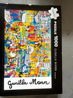 Två 1000-bitars pussel - Säljer två olika 1000-bitars pussel. Ett färgglatt Gunilla Mann-pussel med Göteborgsmotiv och ett Schmidt-pussel med rymdtema och planeter. Perfekt för dig som gillar utmaningar och snygga motiv att lägga ihop. 30kr st eller båda för 50kr.