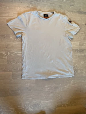 Vit Parajumpers T-shirt  - Vit t-shirt från Parajumpers. Klassisk rund hals och korta ärmar. Storleken är small. Priset kan diskuteras och skickar inom 24 Tim☺️💨