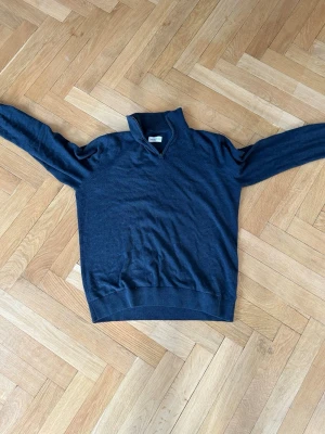 Mörkblå tröja These Glory Days - Mörkblå tröja från These Glory Days med halv dragkedja och ståkrage. Tillverkad i mjukt material, perfekt för lager på lager. Klassisk och stilren design som passar till det mesta. Storlek m/L