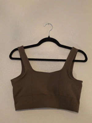 Aim’n seamless sport-BH Macchiato – XL - 🤎 Ribbad sport-BH från Aim’n i färgen Macchiato. Mjuk och stretchig med bred resår under bysten och uttagbar vaddering.  🔖 Storlek: XL – upplevs något liten i storleken.  📏 Mått liggande: • Nedtill: ca 37 cm • Byst: ca 41 cm • Längd: ca 34,5 cm  🧵 92 % polyamid, 8 % elastan  ✨ Superfint skick, knappt använd och inga upptäckta anmärkningar.  🏷️ Nypris 399 kr – slutsåld modell.  