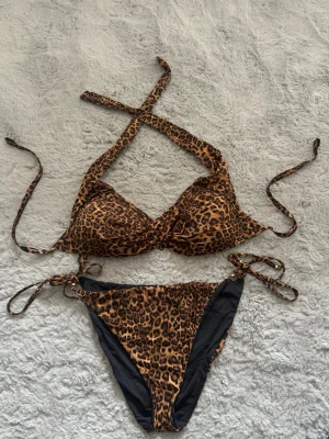 Leopardmönstrad bikini med knyt - Jättefin leopard bikini från calzedonia 🩷 Den är ny utan prislapp då jag tänkt använda den utomlands men jag hade flera andra som jsg hellre har på mig. Kan inte skicka tillbaka då jag klippt av lapparna därav säljer jag den🥹🩷  