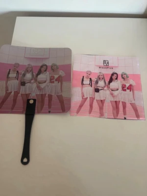 Blackpink musmatta och fläkt - Säljer denna blackpink musmattan och fläkten. Kan även säljas separat ☺️perfekt om du samlar på blackpinkmerch
