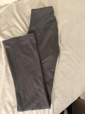 Mörkgrå leggings från Primark XS - Snygga mörkgrå leggings från Primark i storlek XS. Tillverkade i ett stretchigt och mjukt material som sitter skönt på kroppen. Perfekta för en avslappnad look eller till träning. Hög midja och enkel design utan synliga detaljer. Aldrig använda