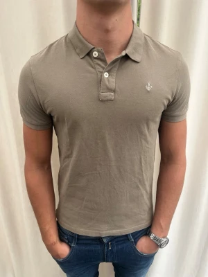 Morris piké - Sjukt snygg piké från Morris. Strl S, personen på bilden är 185 cm lång . Mycket bra skick. Skicka gärna prisförslag. Kika in min profil för mer schyssta plagg