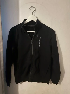 Svart Sail Racing zip - Sailracing zip, storlek 160, 173 cm på bilden