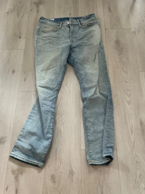 Ljusblå jeans från H&M - Ljusblå jeans från H&M i straight regular fit-modell. Klassisk femficksdesign och normalhög midja. Perfekta för en avslappnad och stilren look. Tillverkade i denim med snygg tvättad effekt.