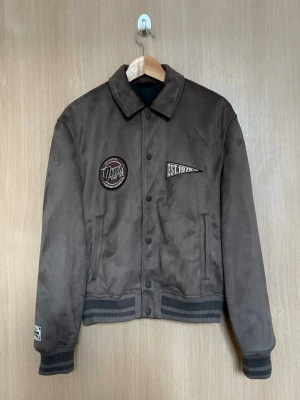 Vintage Varsity Jacka - Använd en gång. Köpt på Wasteland i LA. Strlk S men passar S/M