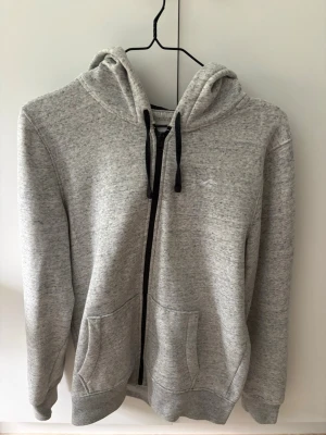 Ljusgrå zip hoodie med huva från Hollister  - Jag säljer nu min chill och snygga zip hoodie från Hollister. Storlek S men passar bra till storlek M också! 