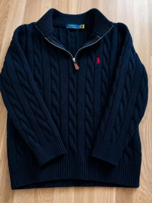 Stickad Ralph Lauren tröja - Tjena, jag säljer en riktigt snygg stickad Ralph Lauren tröja! Den är i mycket bra skick och har inga fläckar eller skador☺️ Den är självklart äkta✅ Skicka om du har några frågor😄