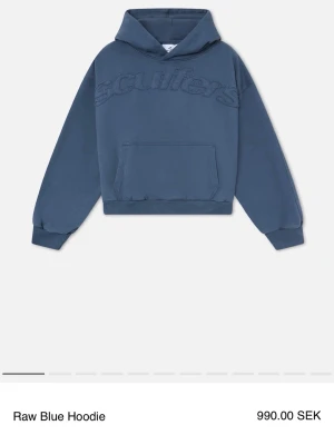 Scuffers hoodie - Raw blue hoodie från Scuffers. Använd endast ett fåtal gånger så väldigt bra skick skulle jag påsta, endast lite nopprig, vilket ni ser på bilden. Om färgen ser något gråare ut på bilderna så är det för att jag inte hade det bästa ljuset när jag fotade. Den är gjord av 100% bomull och väldigt tjock i materialet. Kom gärna privat vid fler frågor! Om denna inte föll dig i smaken, kanske något annat i min profil gör det! Gå gärna in o kika!🙌