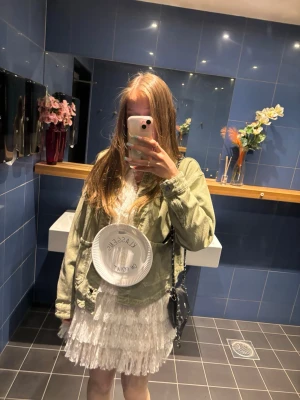 Zara grön jeansjacka - Grön jeans jacka köpt från Zara, har blivit använt men ännu i perfekt skick. Fråga om du vill ha fler bilder eller om du undrar något 😊
