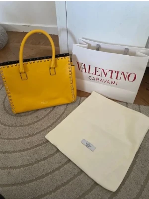 Gul Äkta Valentino Garavani handväska - Vill byta denna snygga väska (värde 7000-800 eller kanske mer) mot en iphone så har du nån skriv gärna❤️kan skicka med fler saker från min profil😁