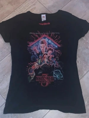 Stranger Things t-shirt - stranger things tshirt i storlek M, dock är den liten i storleken dvs mer som en S/XS. använd men inget som märks🤍