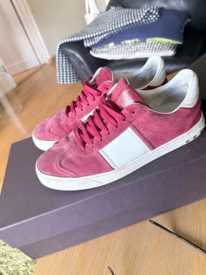 Valentino flycrew - Snygga flycrews i bra skick. Storlek 41 men passar även 42. Två nitar borta . Box och dustbag finns. Felfria förutom att boxen har en liten skada. Se bilder.